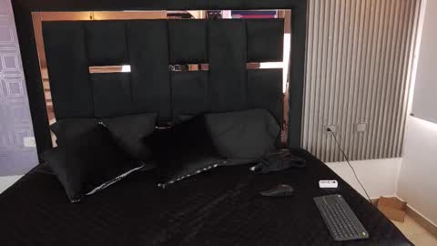 sophieflores_ online show from December 13, 8:37 pm