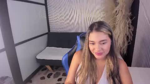sophiewatson_ online show from June 24, 3:52 pm