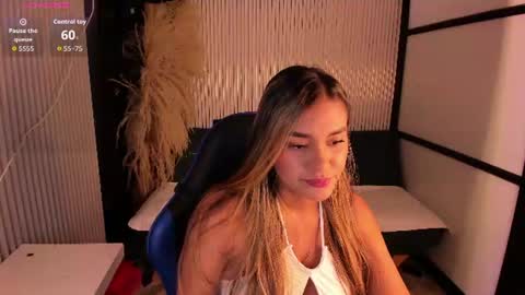 sophiewatson_ online show from June 19, 2:12 pm