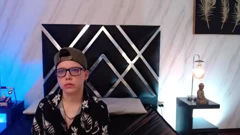 spencerm_ online show from December 1, 7:56 pm