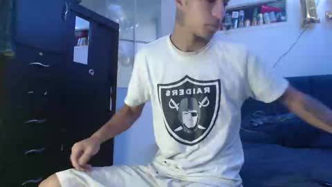 Snapshot of sr_porn01 chatting on March 3, 7:07 pm sr_porn01 online show from March 3, 7:07 pm