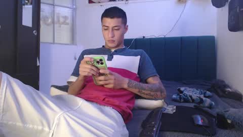 Snapshot of sr_porn01 chatting on February 14, 1:40 pm sr_porn01 online show from February 14, 1:40 pm