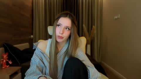Chloe online show from July 1, 7:44 pm