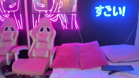 staarlightt online show from April 1, 2:45 am