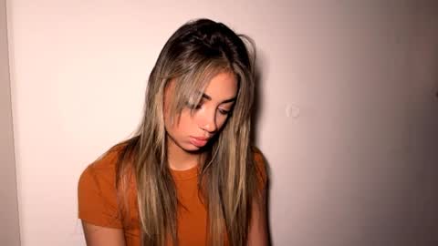 Mia online show from April 6, 10:49 am