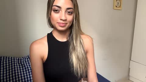 Mia online show from April 18, 8:20 pm