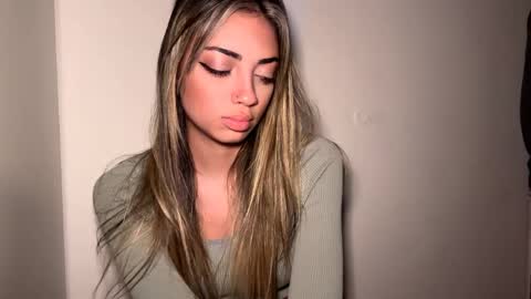 Mia online show from April 11, 10:19 am