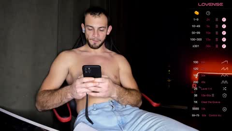 Max online show from December 4, 7:28 pm