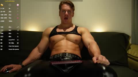 Snapshot of steevemuscle chatting on October 12, 2:59 am Steeve online show from October 12, 2:59 am