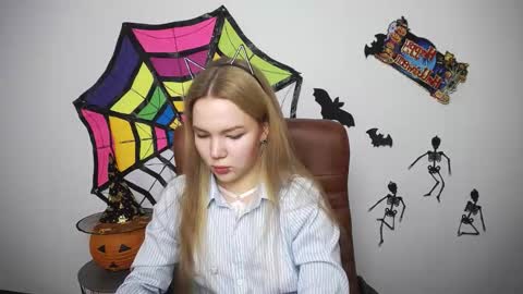 Snapshot of stellalights chatting on October 22, 12:18 pm stellalights online show from October 22, 12:18 pm