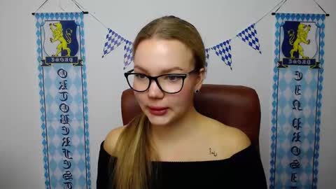 Snapshot of stellalights chatting on October 8, 8:09 am stellalights online show from October 8, 8:09 am