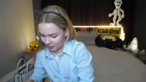 Snapshot of stellalights chatting on October 20, 12:10 pm stellalights online show from October 20, 12:10 pm