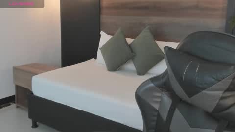 S T E P H A N Y A online show from February 25, 8:01 pm