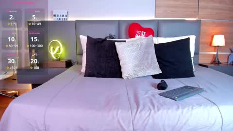 Stone Lee  online show from February 20, 12:36 pm