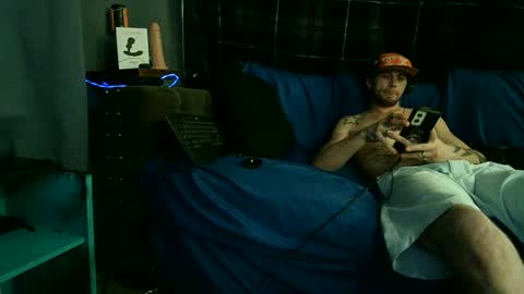 straitpipermann22 online show from December 20, 2:07 am