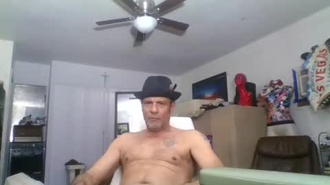 Snapshot of suckitu812 chatting on February 6, 9:11 am SUCKITU812 online show from February 6, 9:11 am