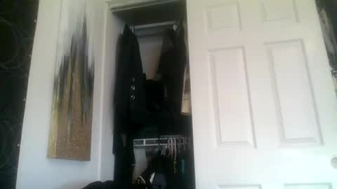 Snapshot of suckitu812 chatting on February 27, 11:59 pm SUCKITU812 online show from February 27, 11:59 pm