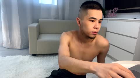 Snapshot of sue_star chatting on February 20, 9:11 am Emmy online show from February 20, 9:11 am