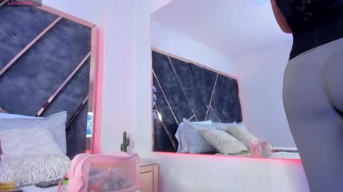 susanahenao online show from March 31, 5:35 pm