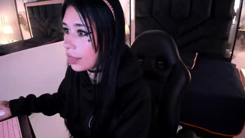 susanvilla online show from April 16, 8:09 pm