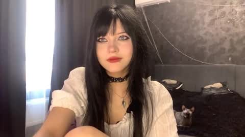 EmilySuonn online show from April 14, 6:05 am