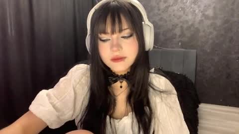 EmilySuonn online show from April 7, 5:42 am