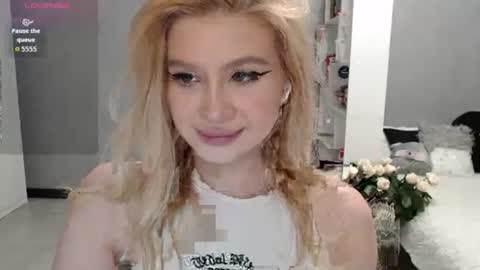 Snapshot of sweet_nicole_333 chatting on October 11, 9:03 am sweet_nicole_333 online show from October 11, 9:03 am