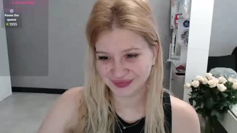 Snapshot of sweet_nicole_333 chatting on October 10, 6:52 am sweet_nicole_333 online show from October 10, 6:52 am