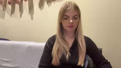 Snapshot of sweet_sinn_ chatting on September 16, 8:23 pm Mira online show from September 16, 8:23 pm