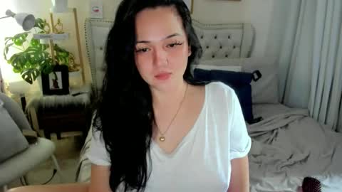 Snapshot of sweethoney369 chatting on October 22, 2:04 am Layla online show from October 22, 2:04 am