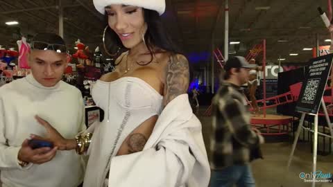 Laura Saenz  Geminis online show from December 6, 10:24 pm