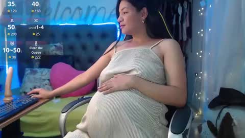 Snapshot of sweetmom12 chatting on January 23, 2:12 am Sweetmom12 online show from January 23, 2:12 am