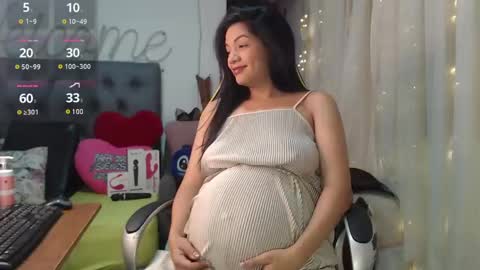 Snapshot of sweetmom12 chatting on January 23, 2:07 pm Sweetmom12 online show from January 23, 2:07 pm