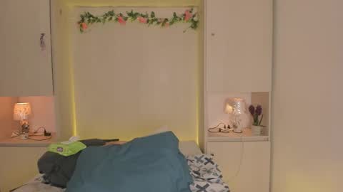  T A R A  online show from February 25, 4:16 am