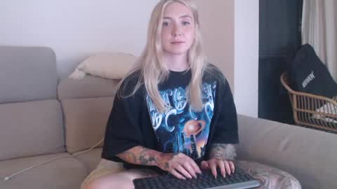 Snapshot of tattoobbgirl chatting on October 24, 5:47 pm tattoobbgirl online show from October 24, 5:47 pm