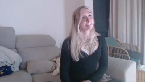 tattoobbgirl online show from December 16, 7:53 pm