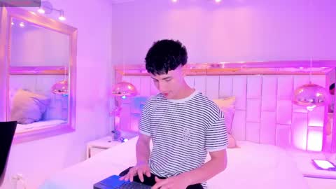 taylor_brooks_ online show from April 6, 6:20 pm