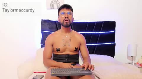 taylormaccurdy_ online show from December 17, 4:47 pm