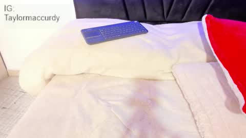 taylormaccurdy_ online show from January 10, 5:07 pm