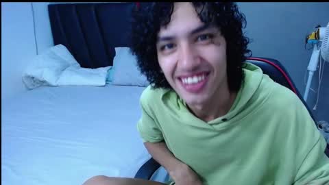 Snapshot of tayronx33 chatting on October 18, 4:33 pm Tayron online show from October 18, 4:33 pm