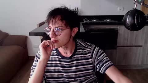 Teo independent model online show from April 10, 3:28 pm