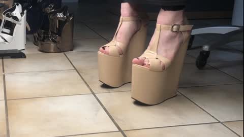 teninchheels online show from December 10, 2:06 pm