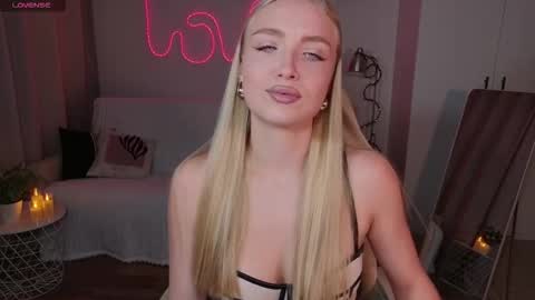 TessaHamilton online show from March 8, 2:10 pm