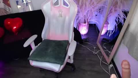 teylo_80as online show from April 18, 7:07 pm