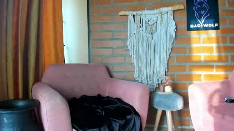 thebadwolf818 online show from April 3, 11:50 am