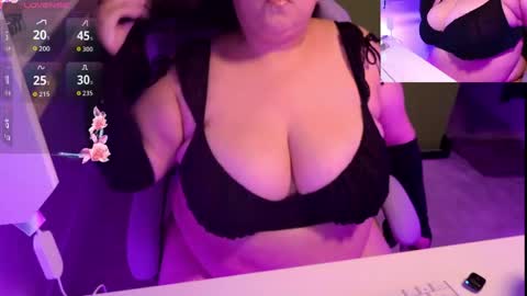 TheBouncingBetty online show from April 19, 6:43 pm