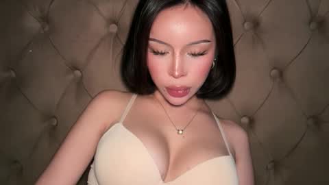 Elle  dont forget to folloW me and thumbs up online show from March 26, 5:35 am