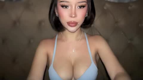 Elle  dont forget to folloW me and thumbs up online show from March 3, 10:22 am