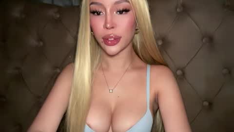 Elle  dont forget to folloW me and thumbs up online show from April 16, 3:50 am