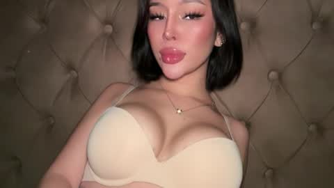 Elle  dont forget to folloW me and thumbs up online show from March 24, 12:55 pm